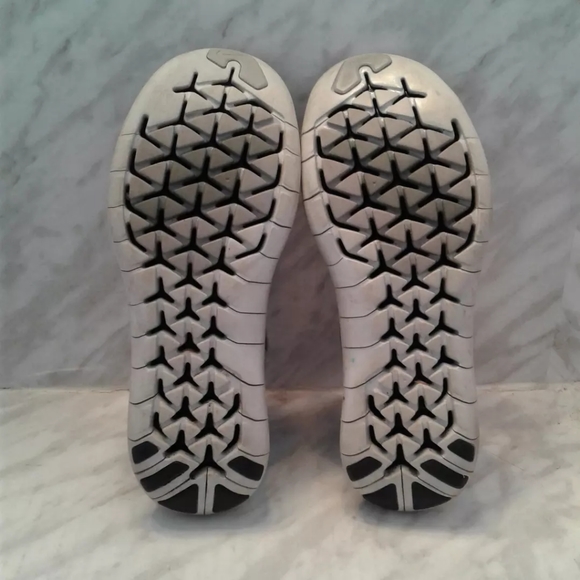 Nike Free Rn Motion Flyknit Running Shoe Wolf Grey 880846-005 Women's sz 8 - Picture 3 of 6